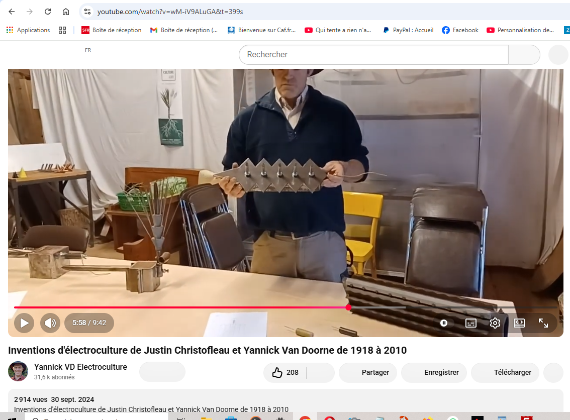 Yannick Van Doorne tenant la reproduction de l’appareil Christofleau vers 5 minutes 58